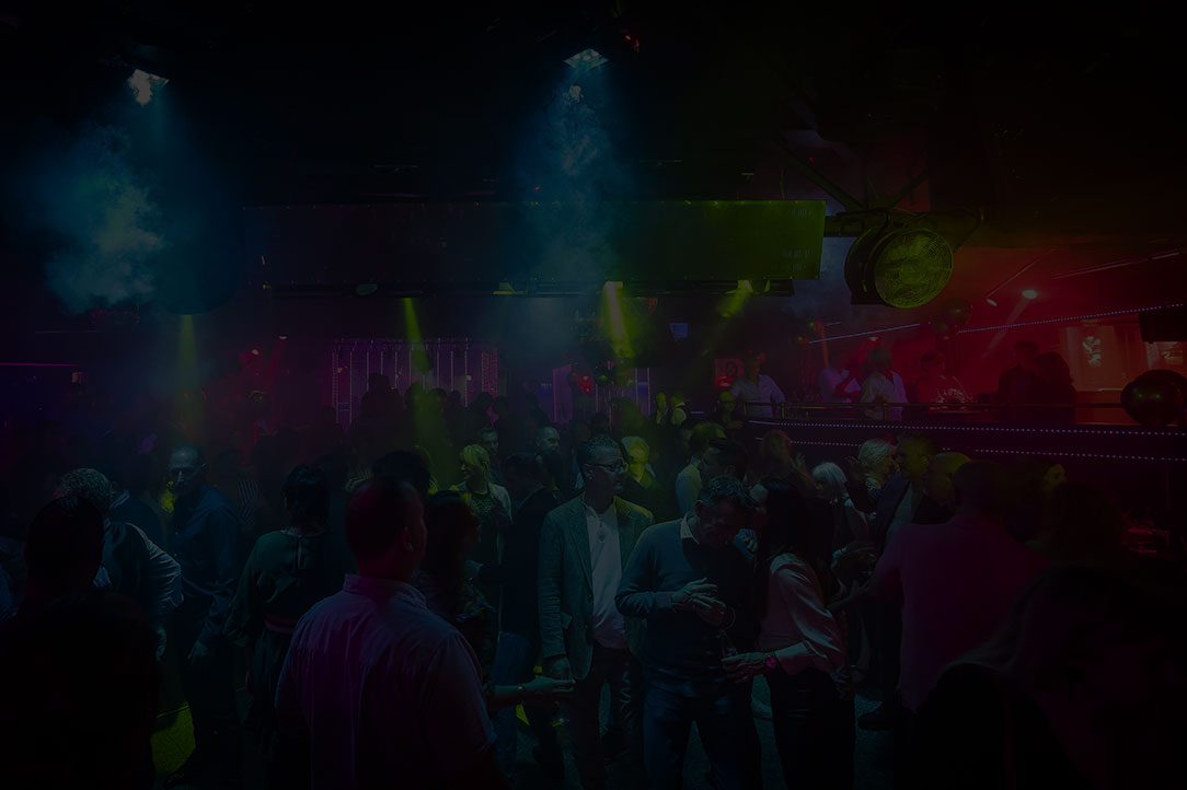 Gedekte tafels en feestverlichting tijdens Dinner & Dance in Willy’s Moustache