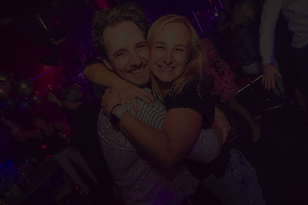Feestende gasten tijdens een verjaardagsfeest in Willy’s Moustache